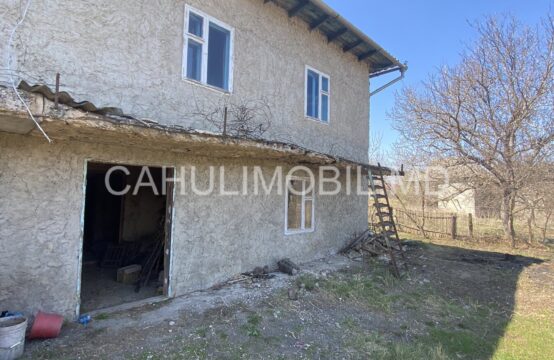 Se vinde casă nefinisată cu 1.5 nivele în satul Pelinei