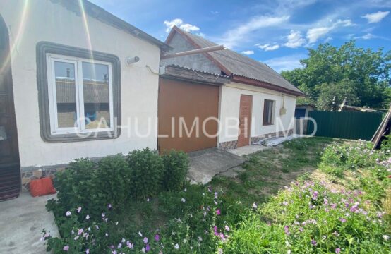 Продается пол-дома в Центре