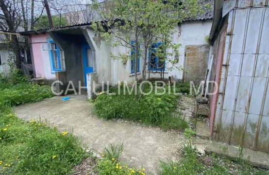 De vânzare lot de pământ împreună cu casă bătrânească în Centru
