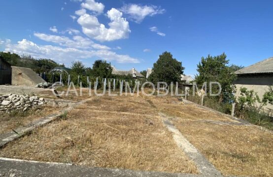 Se vinde lot de pământ cu fundament pentru casă în satul Crihana Veche