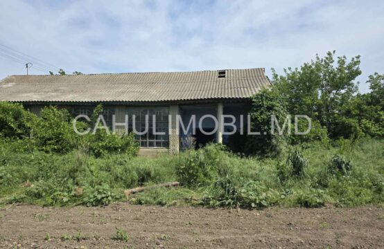 Spre vânzare lot + casă spre demolare la drum principal în s. Chircani