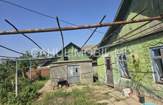 Se vinde lot de pământ cu casă bătrânească regiunea Valincea