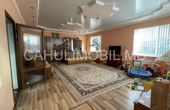 Продается новый, крепкий и просторный дом с мансардой р-н Спирина